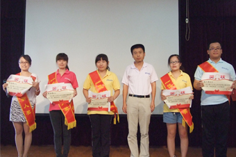 生产基地经理王猛先生为优秀新人颁奖